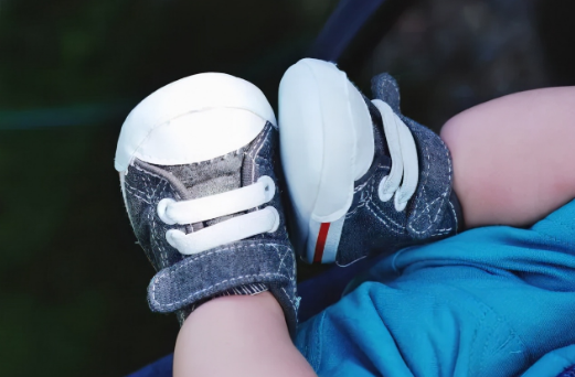 如何给宝宝挑选一双合适的鞋子呢？宝宝的鞋子你会选吗？