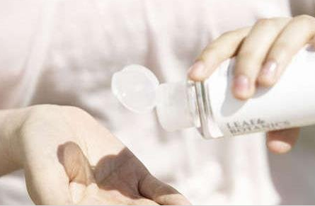 擦脸的乳液可以当身体乳吗 擦脸的乳液可不可以涂身体