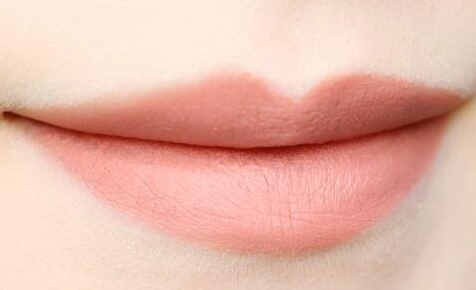 皮肤黑适合什么颜色口红好看女