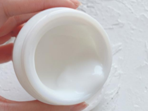 晚上涂面霜对皮肤好吗 晚上擦面霜会闷痘吗