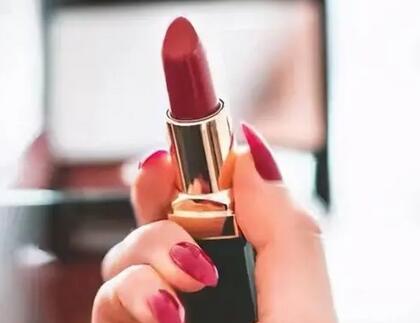 涂口红久了嘴唇没血色 口红涂多了嘴唇变白怎么办