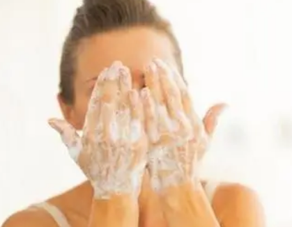 用洗面奶洗脸会长痘痘是怎么回事 洗面奶洗了长痘痘怎么办