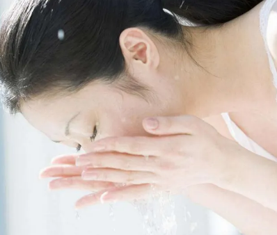 用了卸妆油还要用洗面奶吗 卸妆油用完还要用洗面奶吗