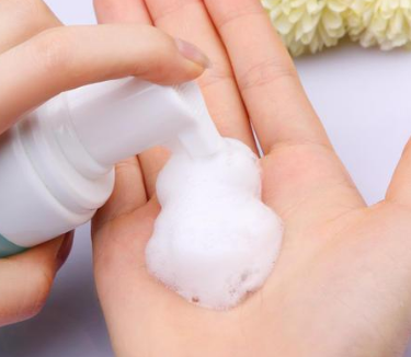 用了卸妆水还用洗面奶吗 卸妆水可以当洗面奶用吗