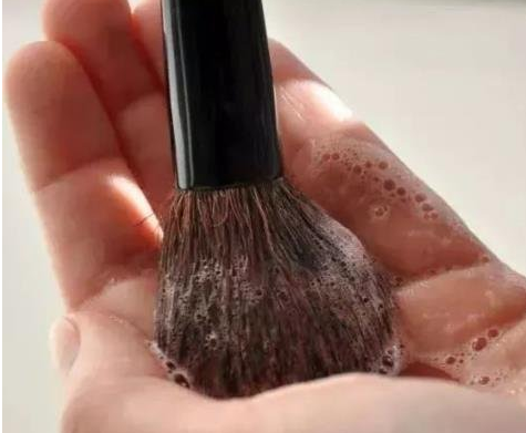 化妆刷怎么清洗 化妆刷可以用洗面奶洗吗