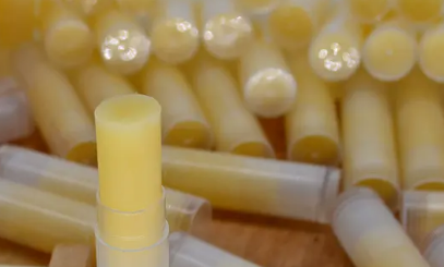 自制唇膏用什么材料做的 自制唇膏最简单的方法
